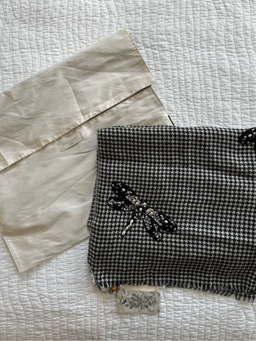 NWT Janavi India The Dragonfly Mystery Merino Wool Scarf Ivory/Black Houndstooth